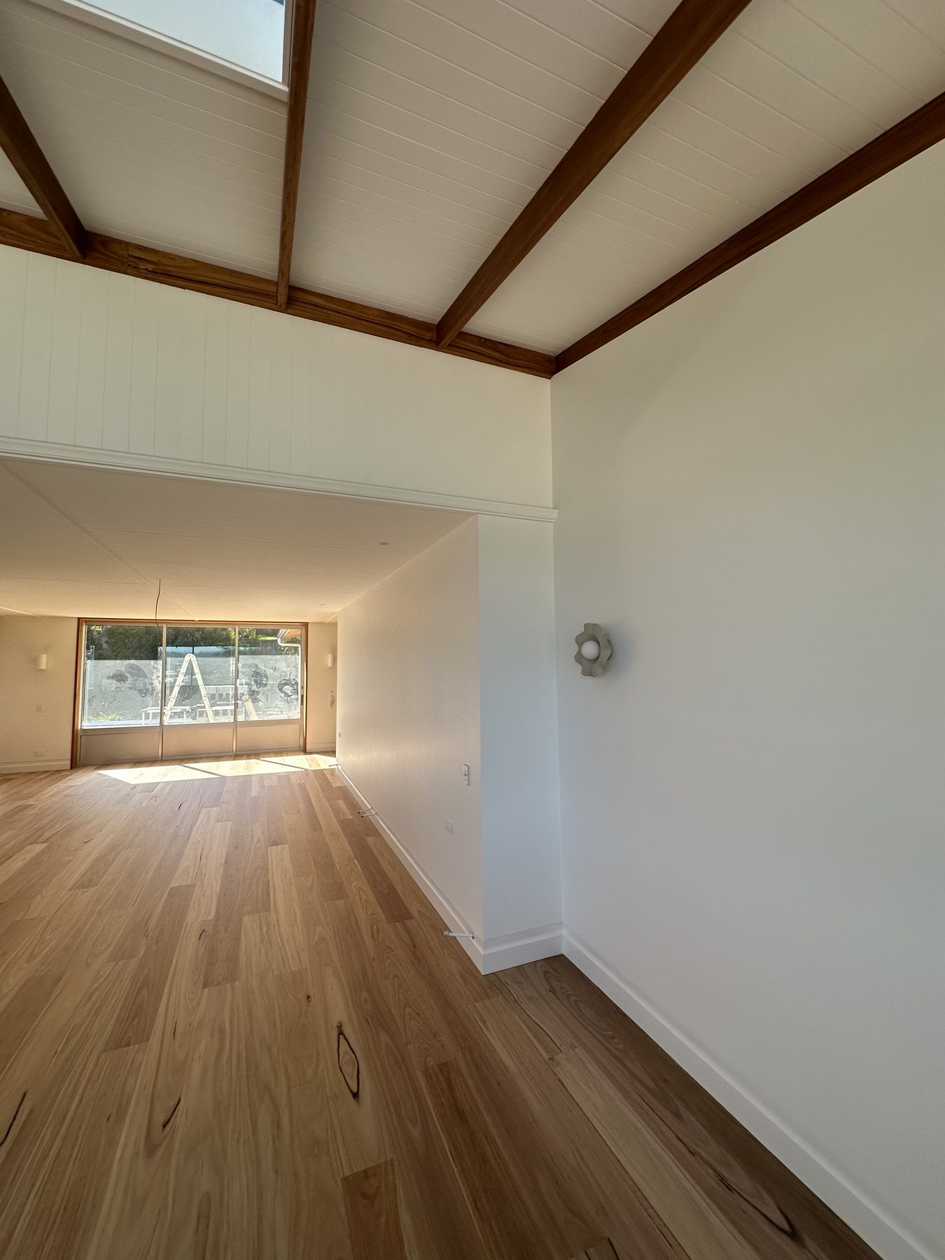 Light-filled room finish